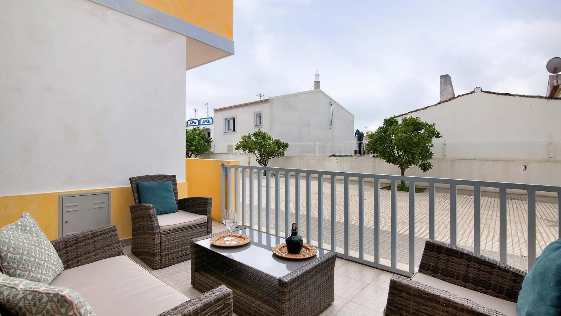 Villa Essence Of Grey Manta Rota