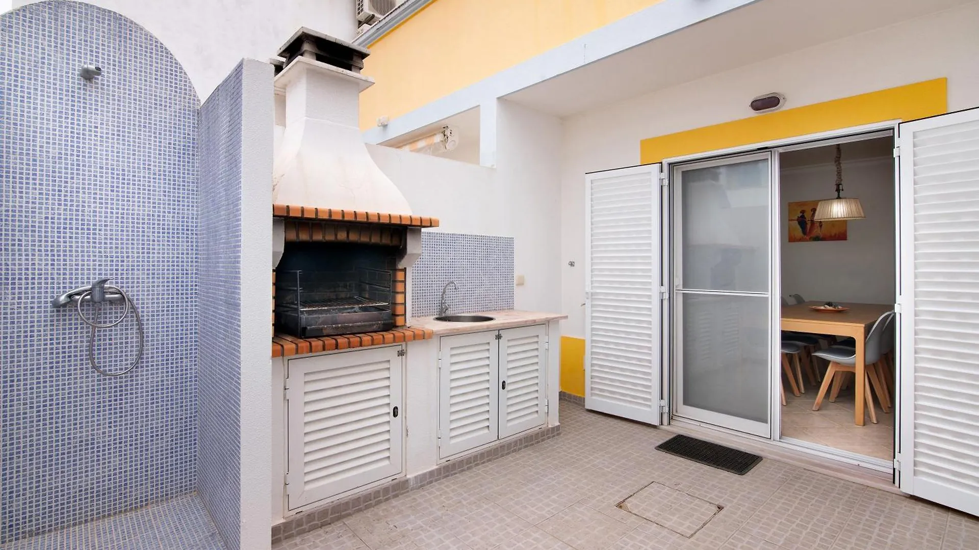 Villa Essence Of Grey Manta Rota