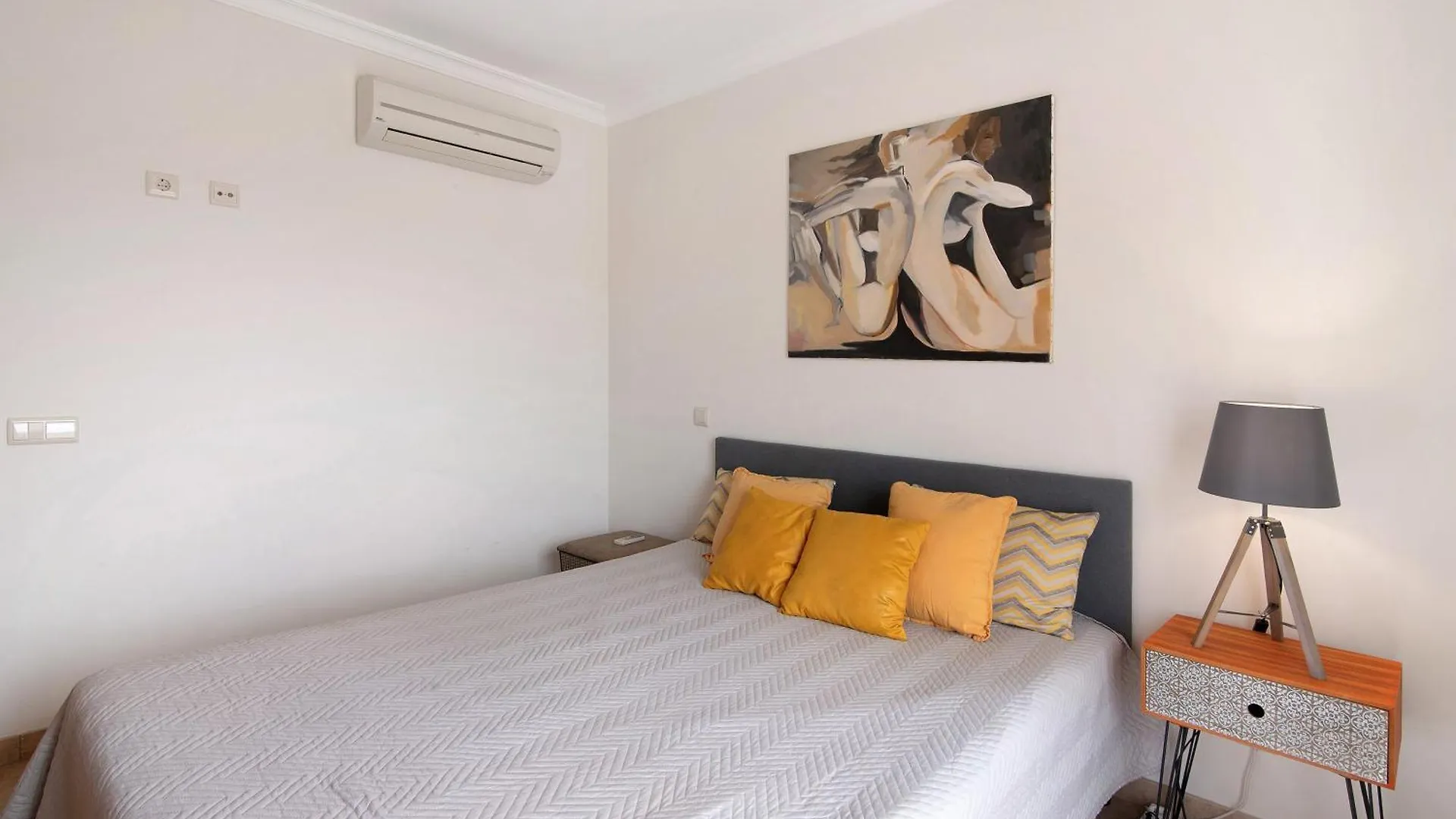Villa Essence Of Grey Manta Rota
