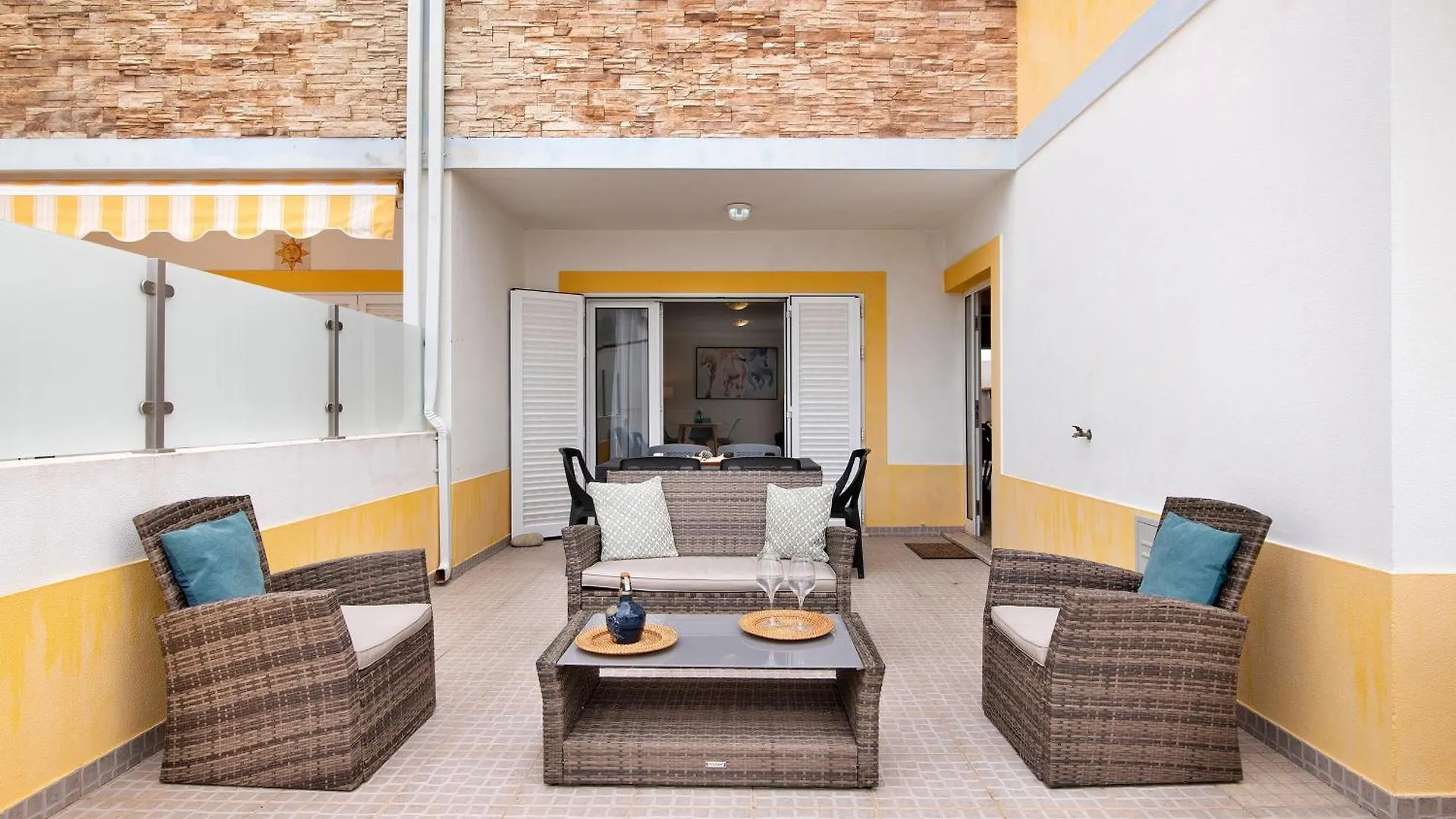 Villa Essence Of Grey Manta Rota